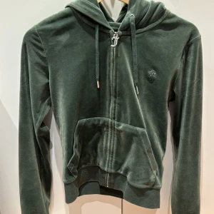 Tröja från juicy couture  - Nu säljer jag min tröja från juicy couture för den kommer inte till användning mer. Använd ungefär 5 gånger. Kan även sälja hela kittet för 800kr💕💕