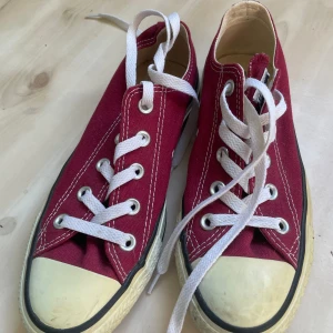 Converse - Vinröda Converse i strl 36.5💕