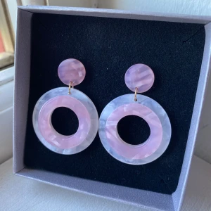 Örhängen  - Fina rosa och vita örhängen, har bara använt dom en gång så i nyskick🌸
