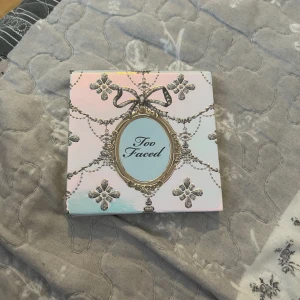 Too faced blush and highlighter - Har använt den 2 gånger, jätte fin men och fen säljs inte längre