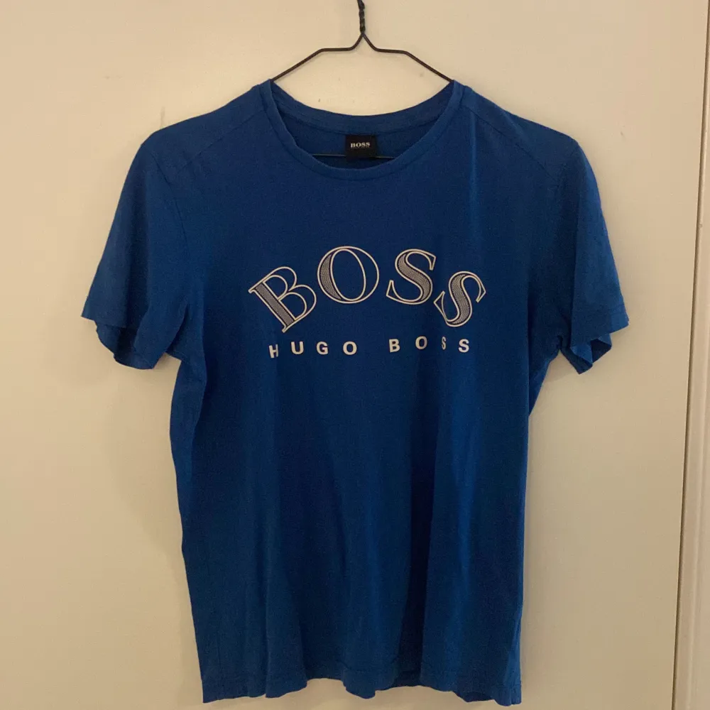 Blå Hugo Boss t shirt i storlek XS.  Den är mycket bra skick med inga hål,märken eller slitage. Passar Xs och S.  . T-shirts.