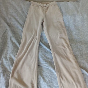 Velour byxor  - Säljer mina velour byxor i strl XS från Gina Tricot. Passar även S. Mycket bra skick, köptes för 250. Snöret fattas dock. Säljer dem för 100kr + frakt! 