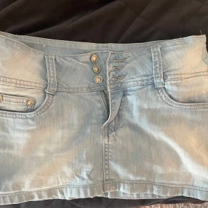 Lågmidjade jeanskjol  - Världens snyggaste jeanskjol! Köp direkt för 700. 