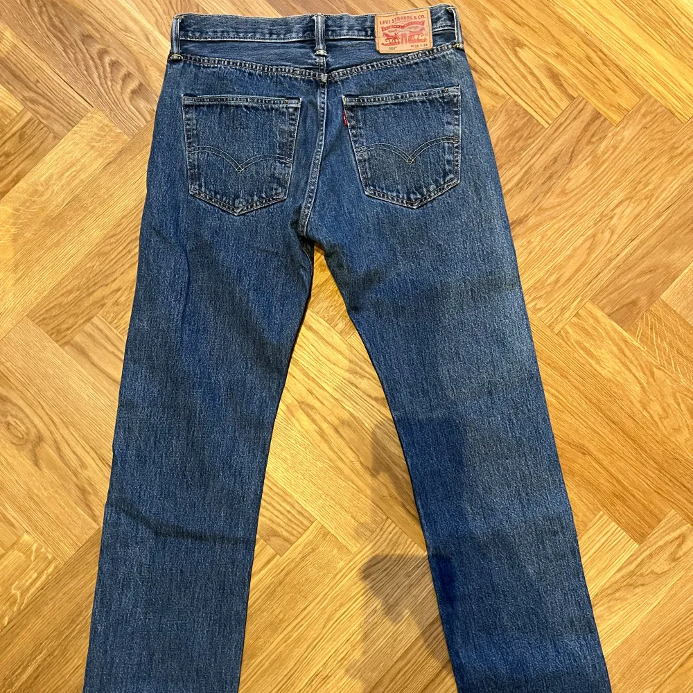 Jeans Märke: Levis  Model: 501 Storlek: W31 L34 sitter mer som 30 i midjan Skick: Bra Material: Bomull. Jeans & Byxor.