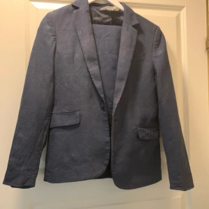 Barnkostym marinblå från HM - Använd 1 gång. Jättefin strl 164