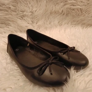 Svarta ballerinaskor - Så fina ballerinaskor som tyvärr var lite små för mig 😞😞