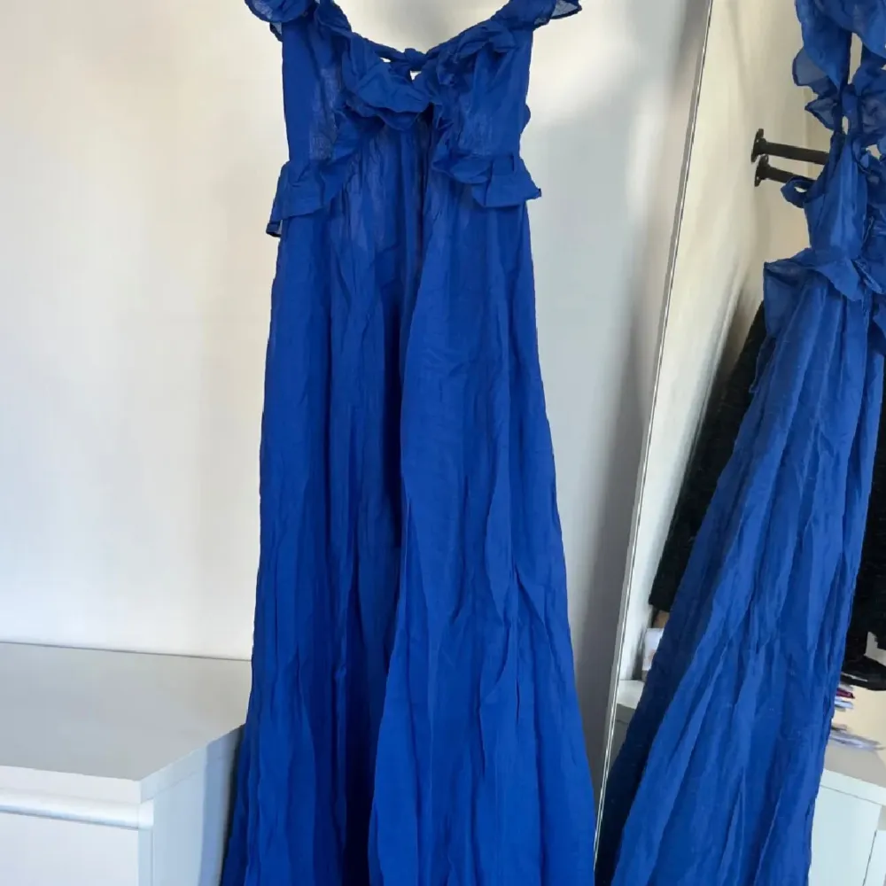 Säljer denna perfekta kornblå klänning från hm! Slutsåld 💞 storlek XS men passar även S. Klänningar.