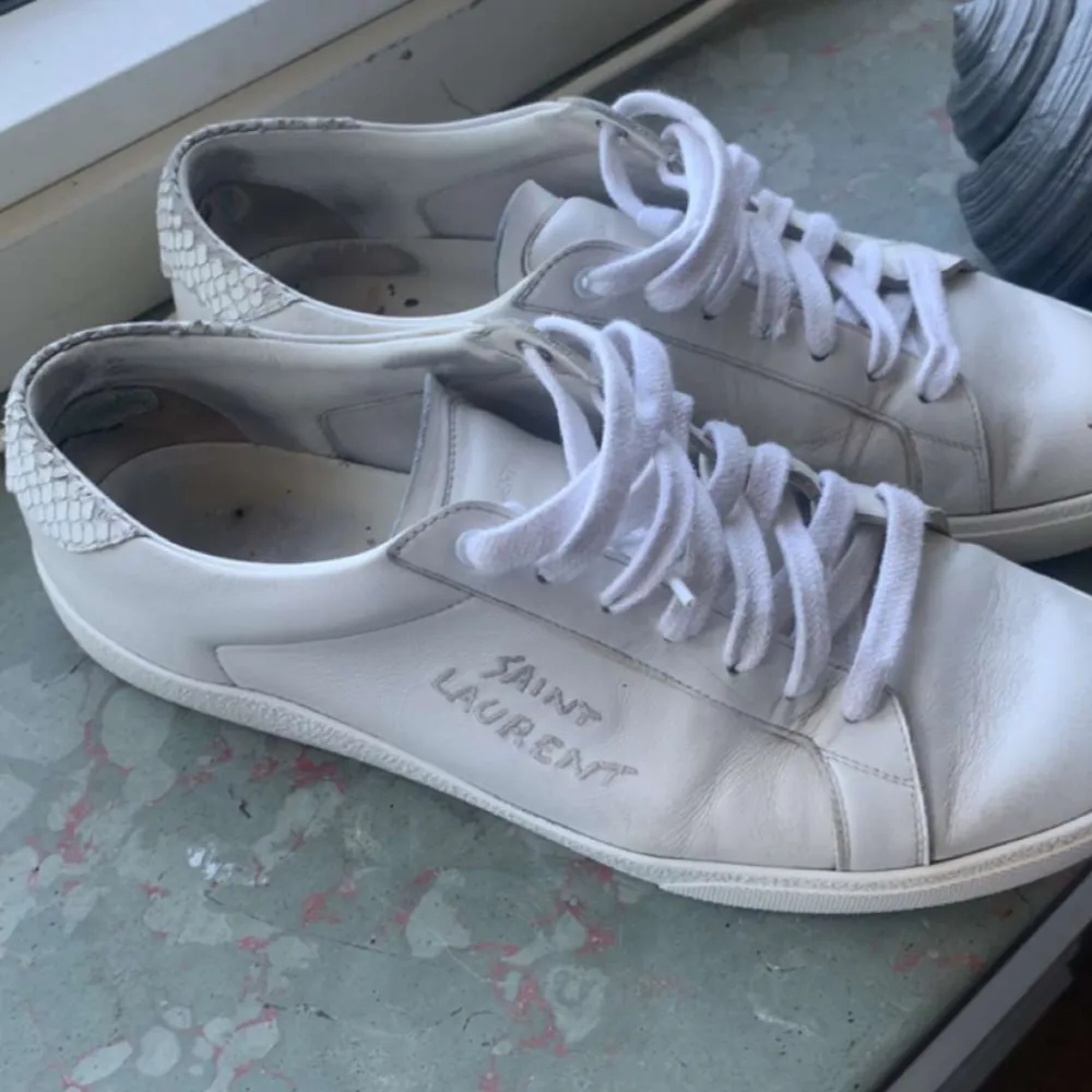 Säljer nu dessa stört grymma saint Laurent skor i en sjukt skön vit färg. Skorna är i storlek uk 9/43-44. Fint använt skick förutom slitage i insidan som finns samt nån crease. dustbags finns samt orderbekräftelse. Skor.
