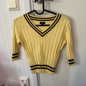 Topp - Den ser inte fin ut på bilden men den är super fin på. Jätte elegant och passar skit bra till kontorsjobb eller arbetsintervju. Man får jätte fin kropp i den