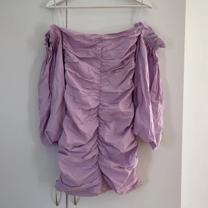 Klänning  - Ljus lila klänning från Gina tricot. Andvänd en gång.