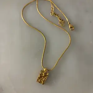 Jag säljer ett Christian Dior halsband i guld med deras original pattern. Halsbandet är i väldigt fint skick och är vändbart och har stenar på den andra sidan. Inköpt från Vestiare Collective.