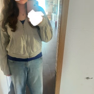 Kofta/Zip hoodie - Säljer en Grå Kofta/Zip hoodie💕 den har tappat en del av färgen på dragkedjan som man ser på bild 2, men de syns inte på avstånd, Skriv gärna för fler bilder/ frågor. Köpare står för frakten❤️📦 