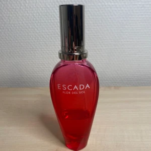 Parfym Escada - Flor del sol - Flaskan är 50ml & ni ser på bilden hur mycket som är kvar - Skulle gissa på att det är ca 10 ml kvar, men jag har ingen aning. Doftar som den ska. Tyvärr ingen kartong kvar. (OBS att det är Eau de Toilette).
