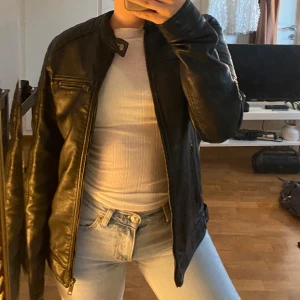 Skinnjacka  - Supersnygg jeansjacka som passar med allt!! Använts fåtal gånger, så jackan är i ett jättebra skick❤️ Köpt på Jack&jones på killavdelningen så den är lite stor på mig, vilket jag tycker är jättesnyggt😍nypris 600kr❤️