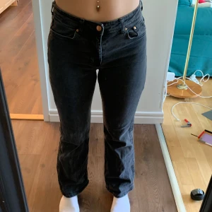 Bootcut jeans - Midjemått: 38  innerbenslängd: 72 cm Midjehöjd: 25cm Mörkgrå/ svarta inga defekter kanppt anvönda. diskutera pris