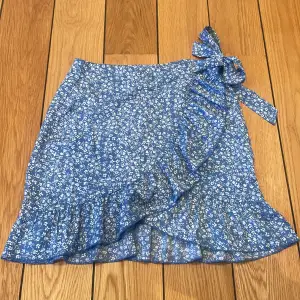 En kort blå kjol i storlek S som är i bra skick och har används ett fåtal gånger. 