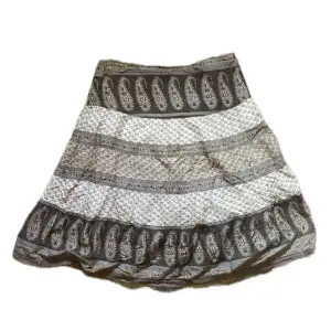 halvlång mönstrad kjol med innertyg och dragkedja, har inte kommit till användning❣️ inga defekter förutom ett litet hål där dragkedjan slutar (bild 3)