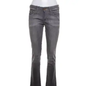 Dör snygga jeans från H&M, köpte från sellpy. (Inga defekter förekommer) Längden är bra för mig som är 168. Säljer eftersom att de passa mig inte. Tryck på köp nu, om det inte funkar så är det bara att kontakta mig❤️