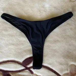 Oanvänd svart bikini underdel från SHEIN. Beställde hem den och den var tyvärr för liten. Storlek M men passar endast S och mindre. Nypris: 79 kr