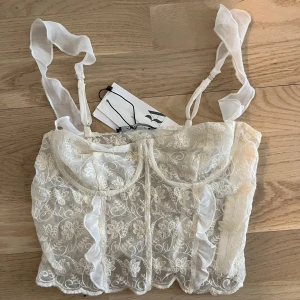 Zara topp - Super söt topp ifrån Zara, helt oanvänd.