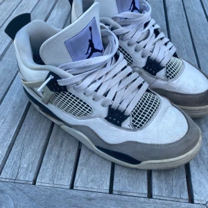 Jordan 4 military black - De är ganska slitna därför säljer jag så billigt, 5/10 skick, köpt för 4500kr, inte många stjärnor kvar på sulan, Det är Äkta, Låda finns.  