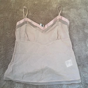 Rosa linne  - Jättefint och gulligt rosa linne som är perfekt nu till sommaren. Passar jättebra till alla underdelar. Använt, men i jättebra skick. Lite genomskinligt men det går absoult att ha till vardags ändå!