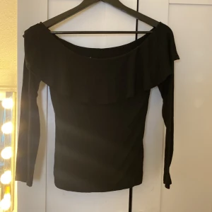 Fin tröja jätte fin använt den en gång ☺️ - Jätte fin sitter jätte fint har haft på Mig den en gång bara jätte fin e den ifrån Gina storlek S-M