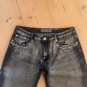 jättefina bootcut jeans, köpta här på plick!! midja 39cm innerbenslängd 81cm