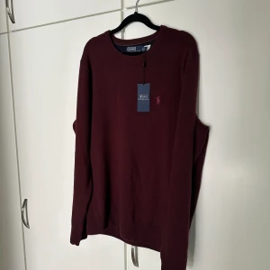Ralph lauren crewneck - Hej! Säljer denna helt nya crewneck tröjan från raffe. Den har kostat 2600kr men jag säljer den ju endast för 1299kr online kvitto finns att ordna. Den är väldigt sällsynt och riktigt stilren. Passa på att köpa medans den är kvar!