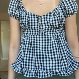 Söt blus  - Säljer denna super söta blusen😍