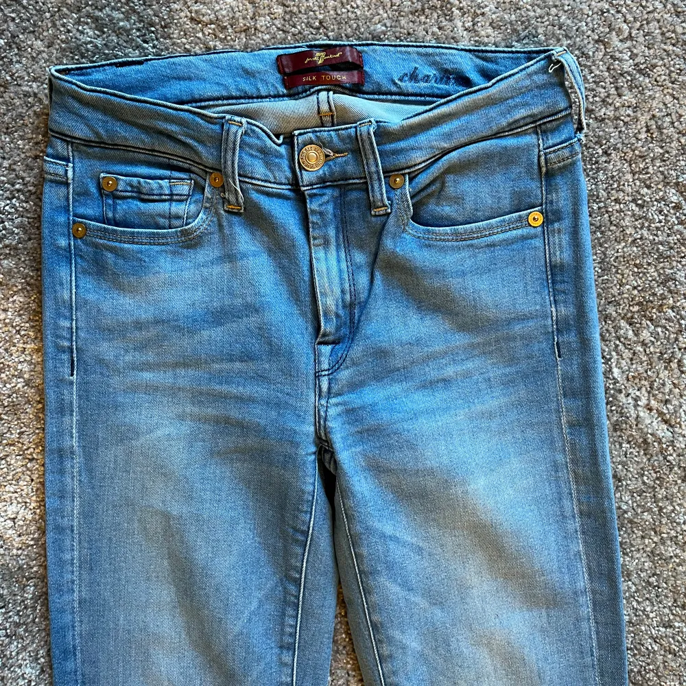7 for all mankind  Midjemått:70, Innerbenslängd:88 SKRIV FÖR FLER BILDER  kolla min andra annonser för fler jeans. Jeans & Byxor.