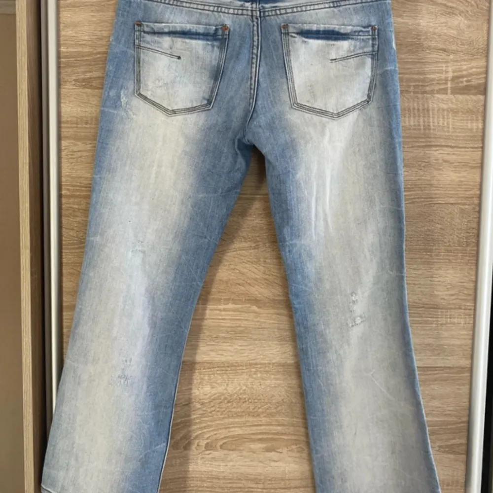 snygga low waist bootcut jeans . Jeans & Byxor.