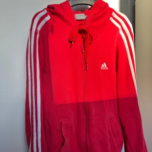 ADIDAS RÖD ZIP UP - en fin zip up tröja som är från Adidas. I fint skick! Storlek S  Säljs pga att jag inte längre använder den!!!