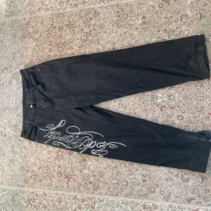 Svarta ed hardy jeans, köpt från zalando för ca 5 månader sedan. Ganska bra skick, förutom botten av byxorna som har blivit lite slitna från att ha hamnat under skorna (se bild). Pris kan diskuteras 