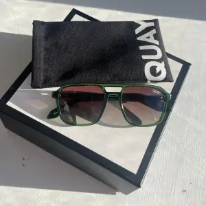 Ett par balla solglasögon i grön färg från QAUY AUSTRALIA!! Bra skick, inga repor eller dylikt. Fodralet på bilderna medkommer!!☺️☀️ Säljs inte längre, köptes för 700kr säljs nu för 350!😁Pris kan diskuteras.  