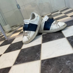 Valentino opens  - Skick 8/10 nästan aldrig blivit använda och är 100% äkta.  Säljer så lågt tack vare en liten skada bak på skon men är ändå ett väldigt prisvärt köp!