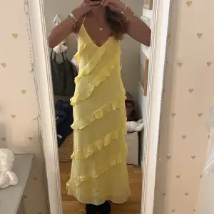 Jag säljer denna superfina gula klänning från Littlejc, fick hem den igår så den är helt ny. Nypris ca 650kr, mitt pris 600. Det går att diskutera