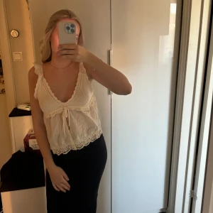 Topp  - En jätte söt sommartopp som bara använd fåtal gånger inga defekter men säljer för den inte kommer till användning!