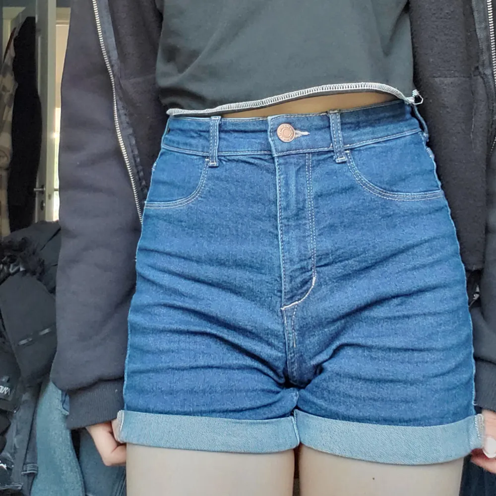 snygga jeansshorts från hm säljer pga de e lite tajta på mig. Shorts.