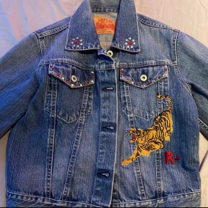 Vintage jacka - Vintage replay jeans jacka, står strl M på jackan men passar mig vanligt som är strl S/XS. Slutar vid höftbenet,är 160cm lång. Aldrig använd, hängt i garderoben i kanske 7 år nu.  Snabb affär uppskattas🫶🏻