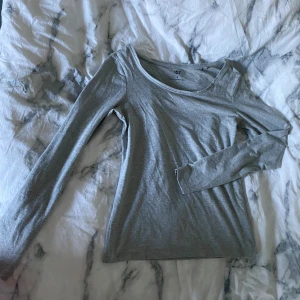Basic långärmad grå tröja  - Säljer denna ljusgråa långärmade tröja från lager 157. Varsamt använd.