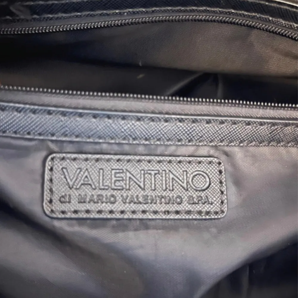 Snygg väska från Mario Valentino Nypris: 2000kr. Väskor.