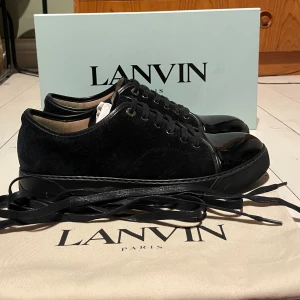 Lanvin skor  - Hej! Säljer nu dessa super populära lanvin skor. Skorna är i superfint skick 9/10(inget slitage på mockan, borstat åt olika håll). Med skorna medföljer dustbag, box och extra skosnören 