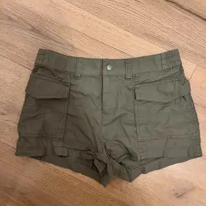 Säljer nu dessa militärgröna cargo shorts, dom har anvönts fåtalgpnfer därav inga skavanker,hör av dig vid fler frågor 💕