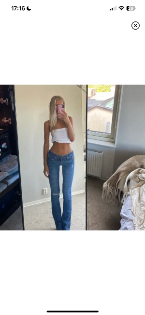 Lågmidjade jeans  - Lönade bilder!! Super snygga lågmidjade jeans köpta här på Plick, men aldrig använda så mycket! W26 L35, så skulle söga en 34