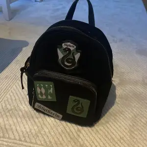 Säljer denna slytherin mini backpacken då jag inte använder den💚 Köpt i London på Primark💕Vid frågor eller fler bilder är det bara att kontakta🩷