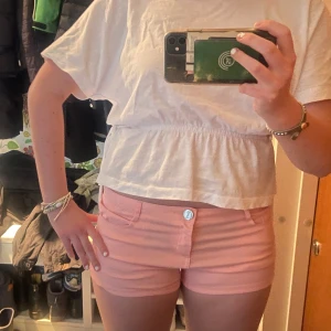 Lågmidjade rosa shorts - Asfina lågmidjade shorts som är rosa och knappt använda❤️ skriv för mer frågor🙏🏼