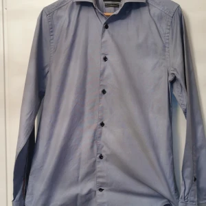 Skjorta Riley - Nyskick skjorta från Riley i strl s i slim fit.