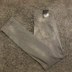 Replay Anbass jeans - Säljer dessa gråa replay anbass jeansen i storlek 29/34. De är i nyskick och är rockigt snygga.