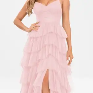 Säljer denna helt nya/oanvända balklänningen i baby rosa färg! Den är nyligen köpt och prislapp o allt finns kvar Hör av er vid frågor😊😊